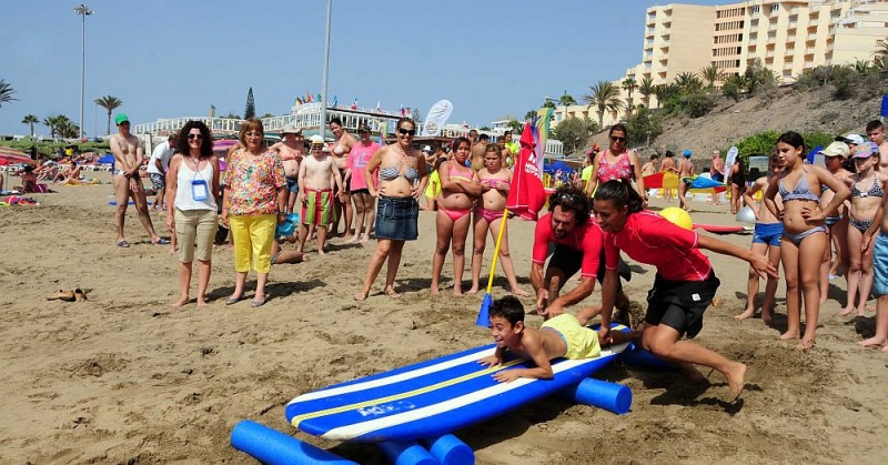 M�s de 400 personas participan en la actividad �Jugando en la Arena� en la Playa del Ingl�s