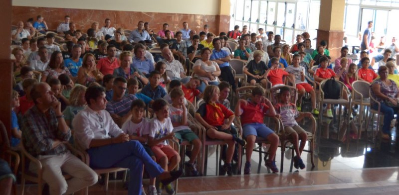 La U.D. San Fernando agasaja a la cadena  base deportiva del club en un encuentro memorable 