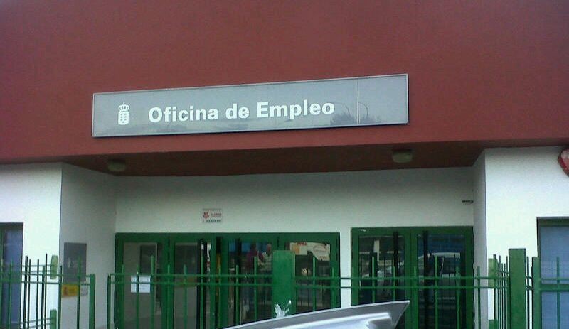 El paro baja en Canarias en 4.353 personas en junio