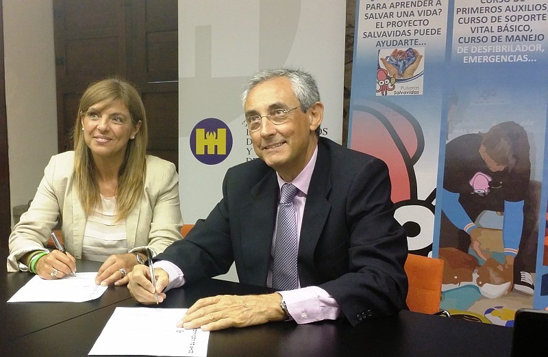 La FEHT y Proyecto Salvavidas acuerdan impulsar la instalaci�n de desfibriladores 
