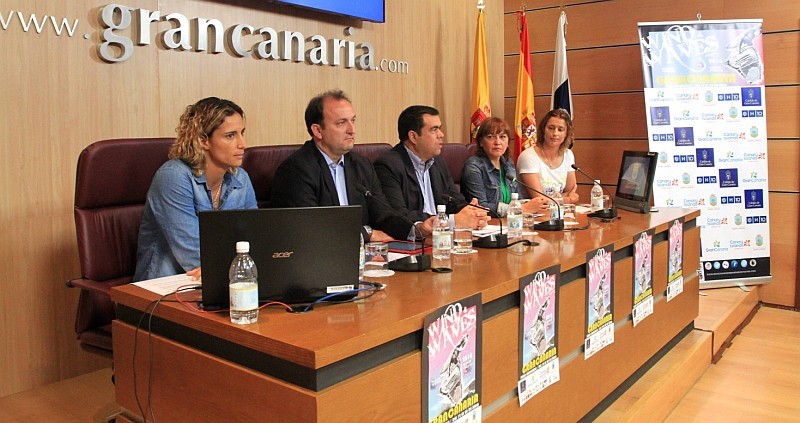 Windsurf, m�sica y f�tbol armonizan en la jornada inicial del Wind & Waves Festival de Pozo