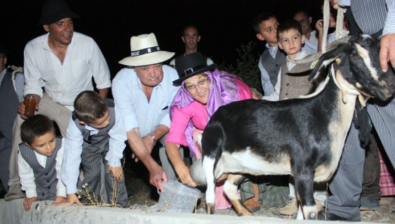 Risco Blanco derrama leche y miel para invocar la lluvia y una cosecha f�rtil 