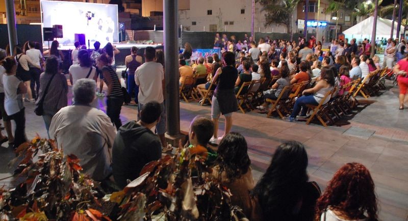 �Noct�mbulos� llena de juegos y m�sica la plaza de Algodoneros de Vecindario