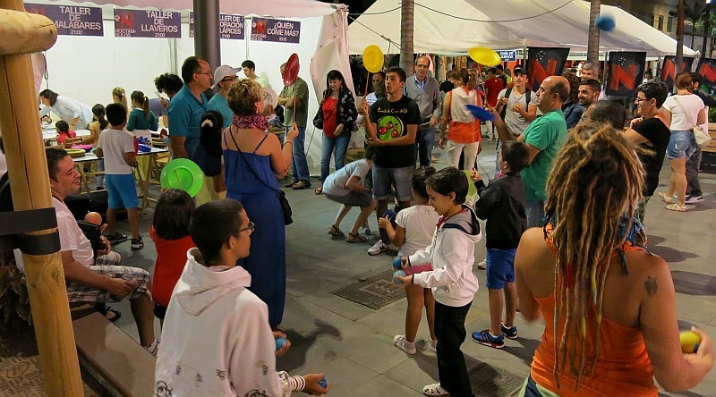 �Despl�yate� se va Las Canteras a aprender a coger olas con el �Surfing experience�