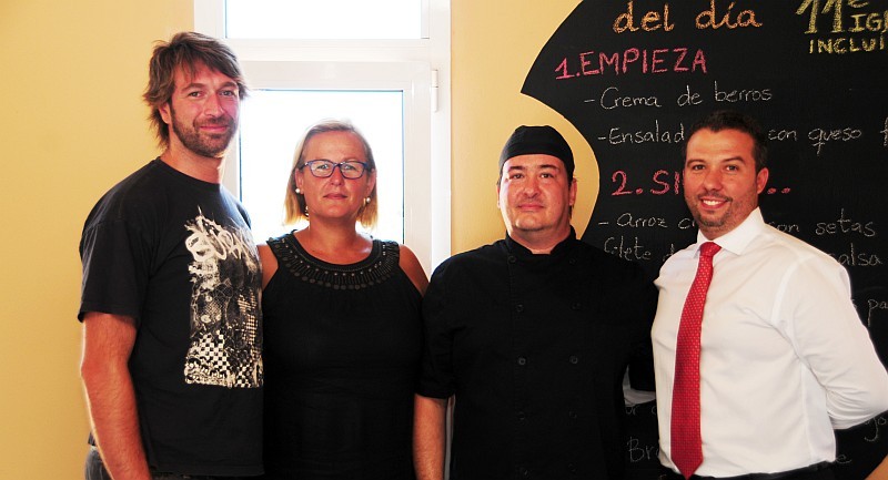 El televisivo Julius Bienert se interesa por el Centro de Hosteler�a y Turismo 