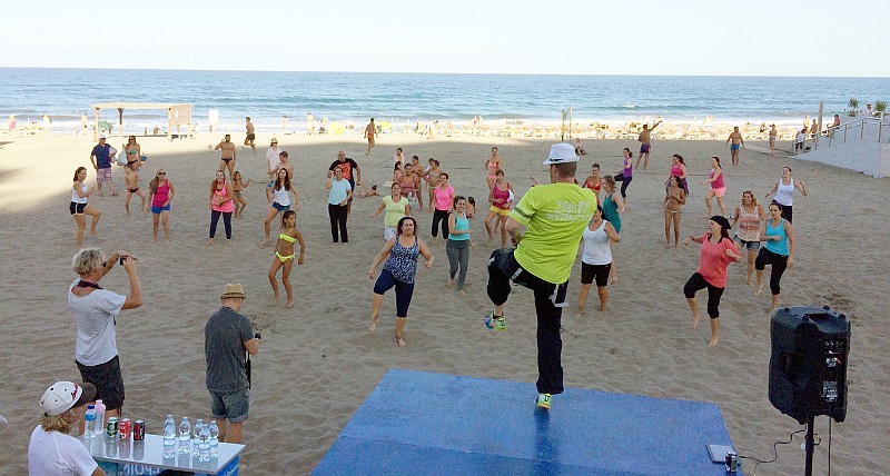 Maspalomas ampl�a su oferta gratuita de fitness playero con clases de Pilates