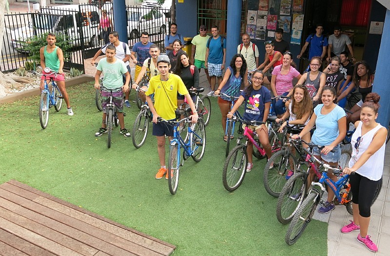 El �Eco-picnic� de �Despl�yate� lleva a j�venes a limpiar el litoral