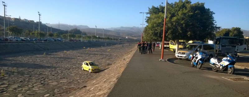 Un coche cae al barranco de Maspalomas cuando realizaba pr�cticas de conducir