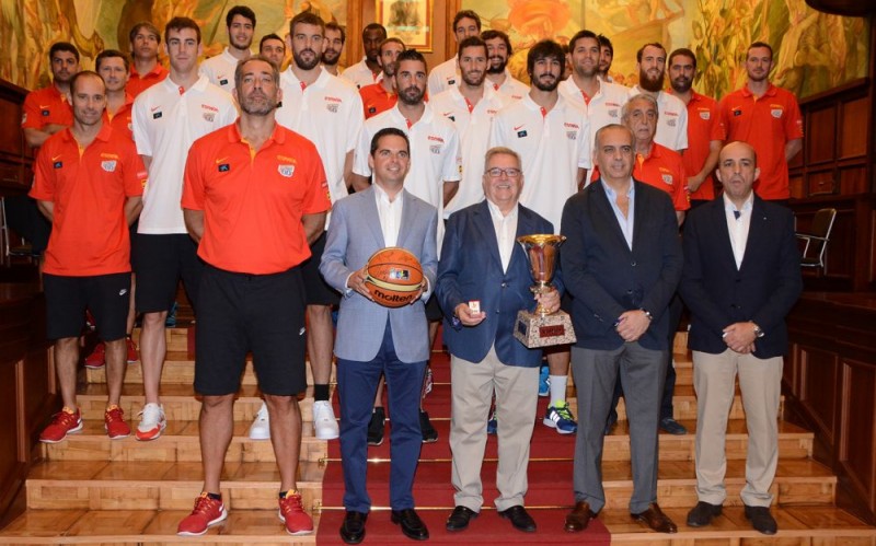 El Presidente del Cabildo recibe a la selecci�n espa�ola de baloncesto y al presidente de la FEB
