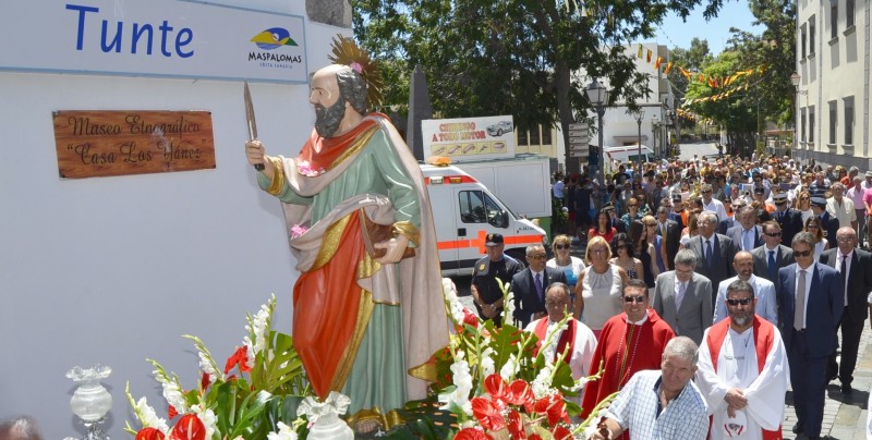 San Bartolom� honra a su patr�n con m�sica de ch�caras, tambores y bucios 