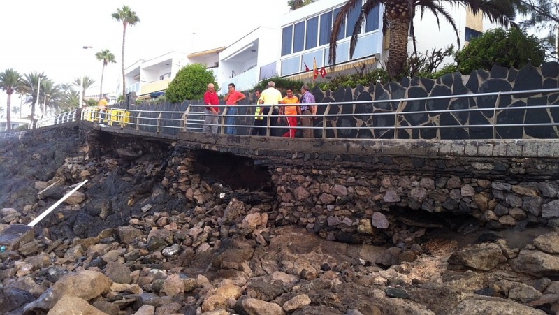 El temporal y el oleaje rompen  el Paseo tur�stico en Las Burras