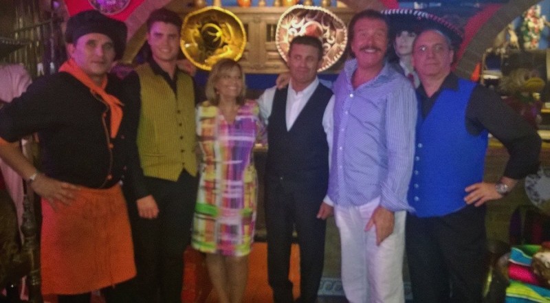 Mar�a Teresa Campos y Bigote Arrocet disfrutan de la cocina Mexicana del Chilis