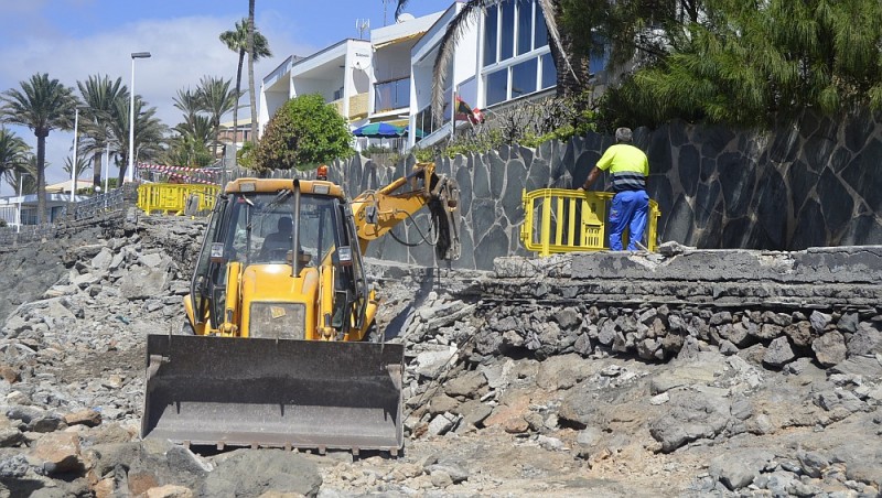 El Ayuntamiento trabaja en el paseo tur�stico de Las Burras afectado por el temporal 