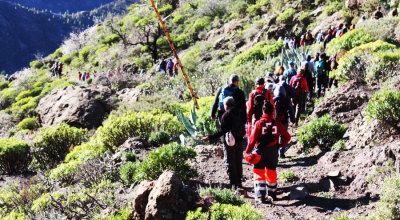 120 senderistas disfrutan de la ruta de tapas y el Almendro en Flor en Tunte