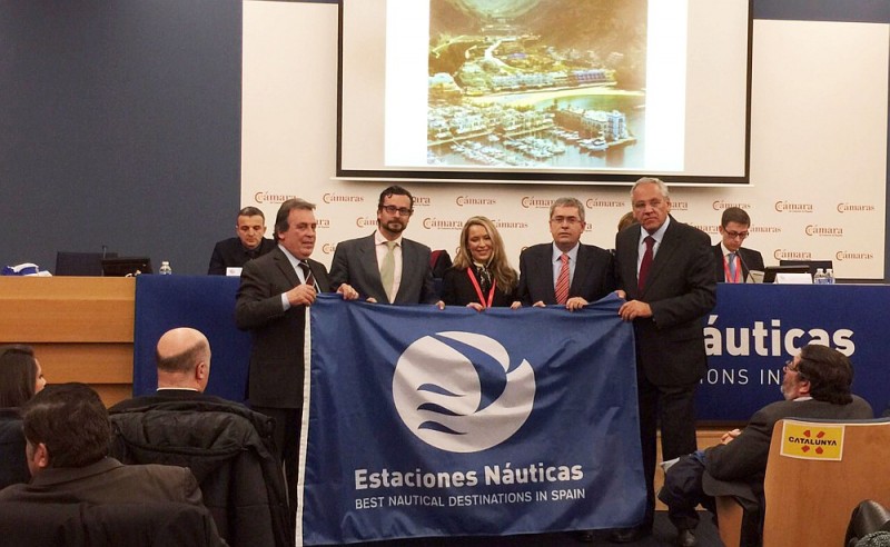 Maspalomas recoge la bandera  que premia su excelencia n�utica