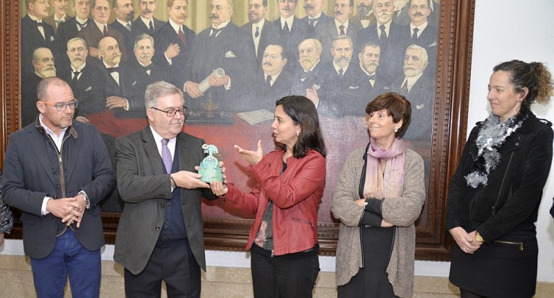 El Cabildo recibe el premio nacional en la lucha contra la violencia de g�nero