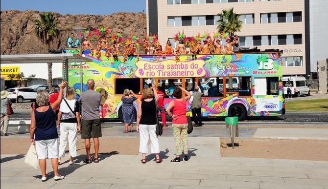 La carroza anunciadora pregona el CanCarnaval de Maspalomas