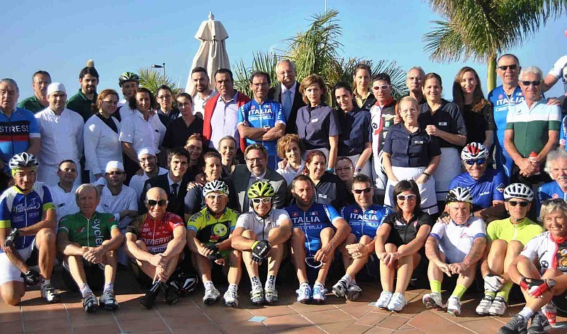 Melchor Cam�n visita a un grupo de 90 cicloturistas italianos 