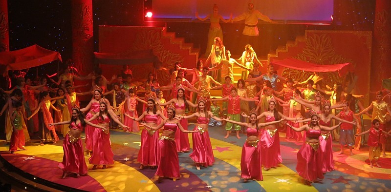 Vecindario despide el carnaval la cabalgata de 30 carrozas y la quema de la sardina