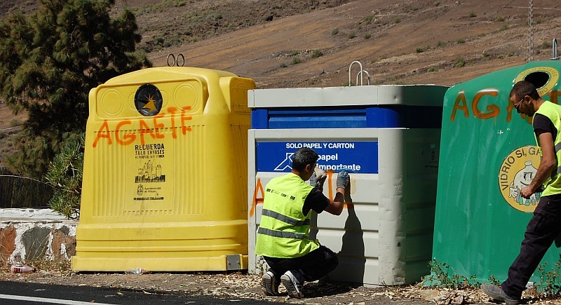 Mog�n dedican varios d�as a eliminar los graffitis de los contenedores