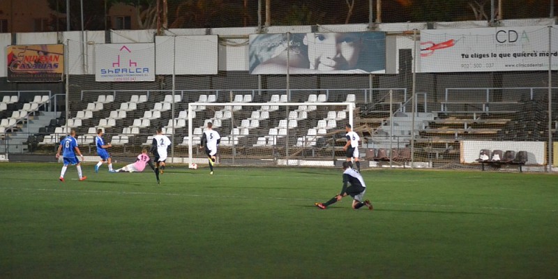 La U.D. San Fernando vence por 2 - 0 a   a la U.D. Vecindario 