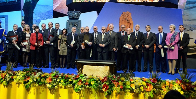 El Cabildo hace entrega de sus honores y distinciones