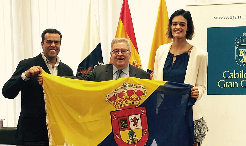 El presidente del Cabildo firma un acuerdo con la ol�mpica Tha�s Henr�quez 