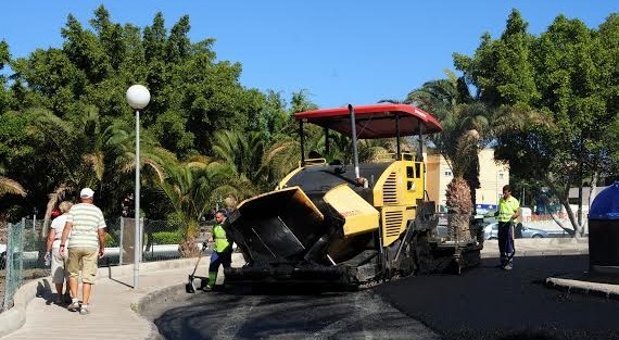 El Ayuntamiento repavimenta diferentes calles de San Agust�n, El Tablero y El Salobre