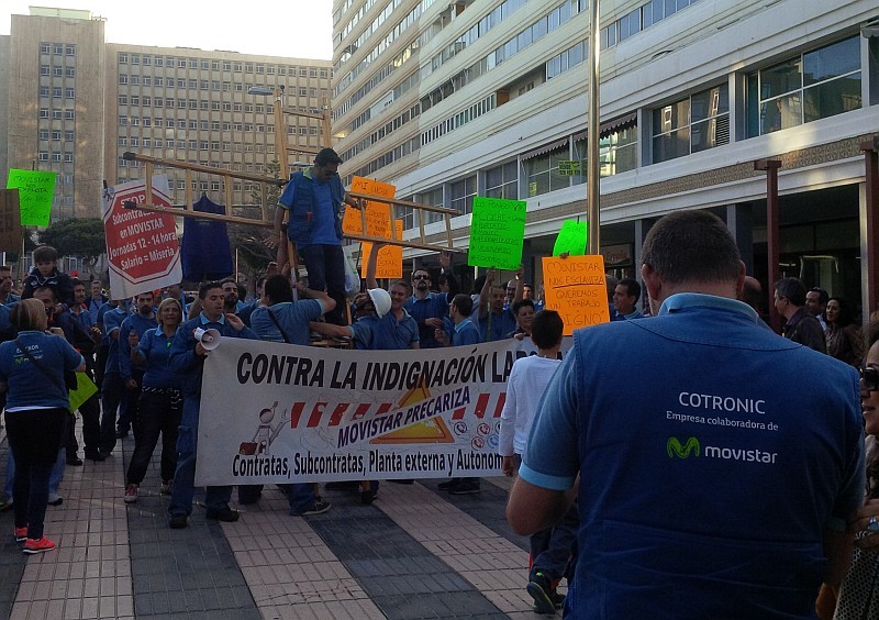 T�cnicos de Movistar simulan una crucifixi�n laboral