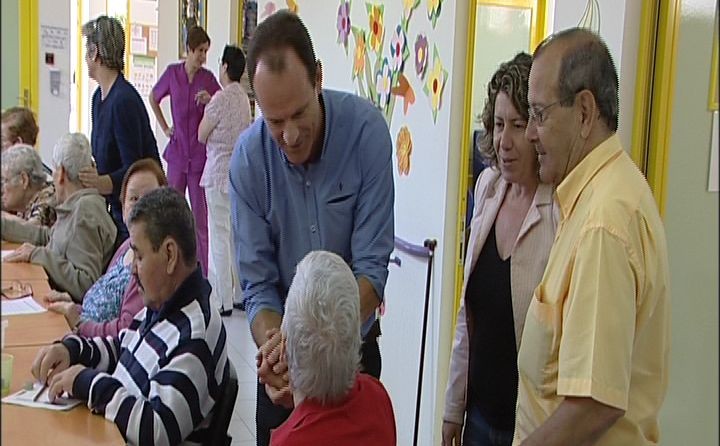 El alcalde de Ag�imes visita el Centro de Alzheimer y Demencia