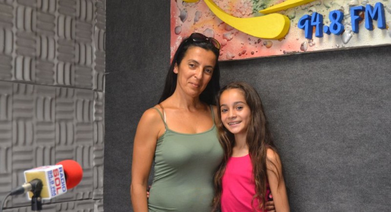 Carmen Cabrera y Nuria D�az Jim�nez visitan los estudios de Radio Sol