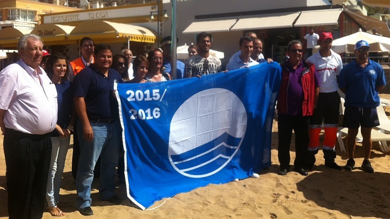 Mog�n iza sus tres Banderas Azules de Mog�n 