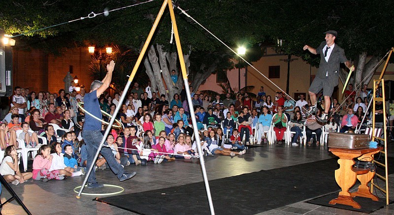 Circovito actua en la Biblioplaya Titiritera de Arinaga 