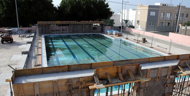 La Piscina de Aldea Blanca espera por los p�rticos que sujetar�n su cubierta