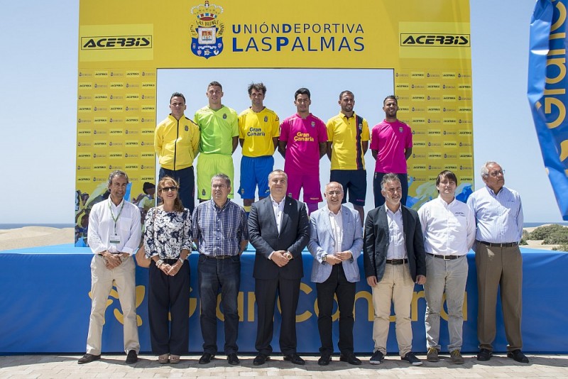 La UD Las Palmas presenta en las Dunas su equipaci�n deportiva   