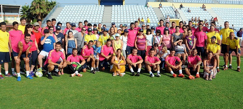 Jugadores de la UD Las Palmas, con usuarios del centro ocupacional El Tablero  