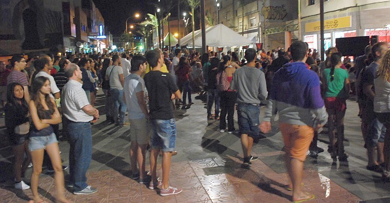 �Noct�mbulos� viste la zona peatonal de Vecindario la noche del viernes