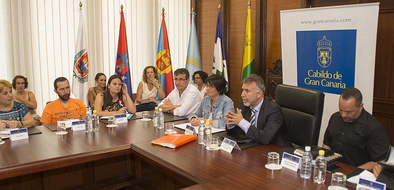 Cabildo, Ayuntamientos y ONG crean un Plan contra la Pobreza