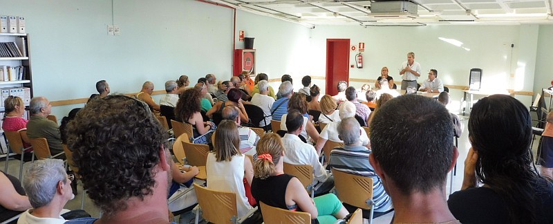 Ayuntamiento y vecinos actuar�n contra las nubes de tierra  que afectan a Castillo del Romeral