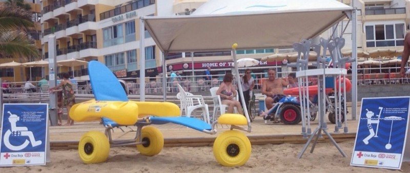 Cruz Roja Las Palmas recibe de la Fundaci�n ONCE  sillas anfibias 