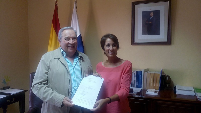 Onalia Bueno entrega a Jer�nimo Saavedra la sentencia del Supremo sobre el derecho a la grabaci�n de los plenos