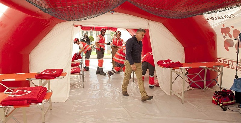 Cruz Roja monta el Hospitalito de las Fiestas del Pino en el Colegio Monse�or Socorro Lantigua