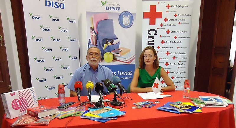 Fundaci�n DISA y Cruz Roja llenan 4.500 mochilas escolares este curso