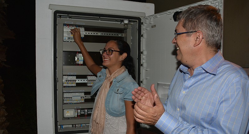 La carretera a Aldea Blanca ya luce su alumbrado 