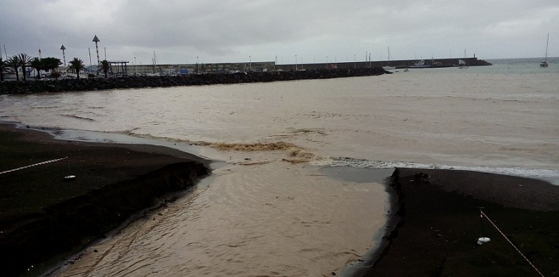 El temporal deja en Mog�n peque�as inundaciones y corrimientos de tierra