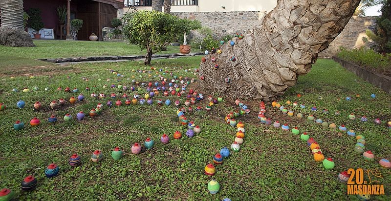 Escolares crean arte en los trompos de 20MASDANZA