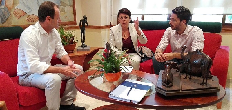 Minerva Alonso analiza con los comerciantes de Ag�imes la situaci�n del sector