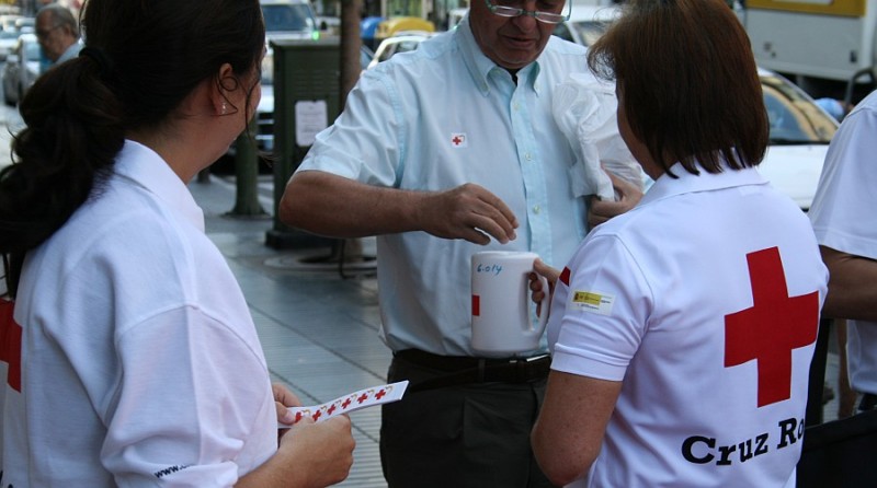 Las Palmas muestra su solidaridad en  el D�a de la Banderita de Cruz Roja 