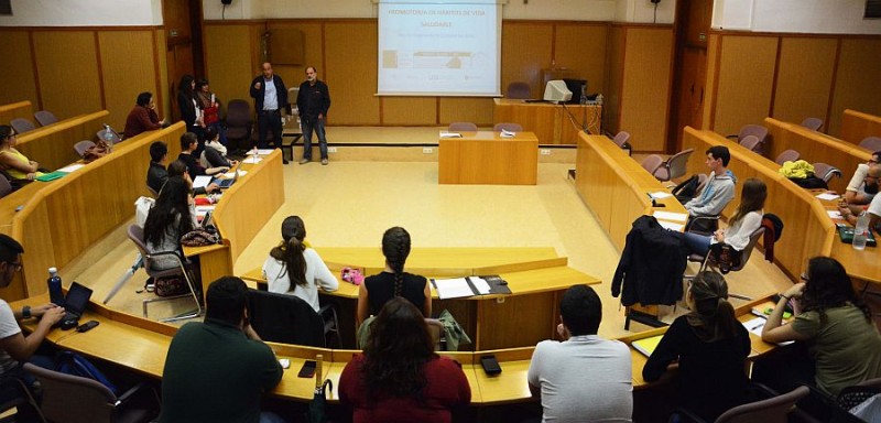 J�venes universitarios se forman como promotores de h�bitos de vida saludables 