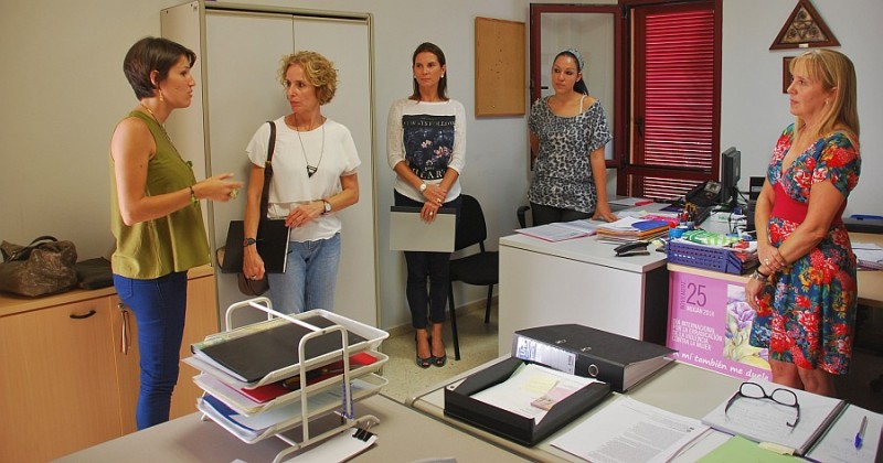 Mar�a Nebot visita el �rea de Igualdad de Mog�n